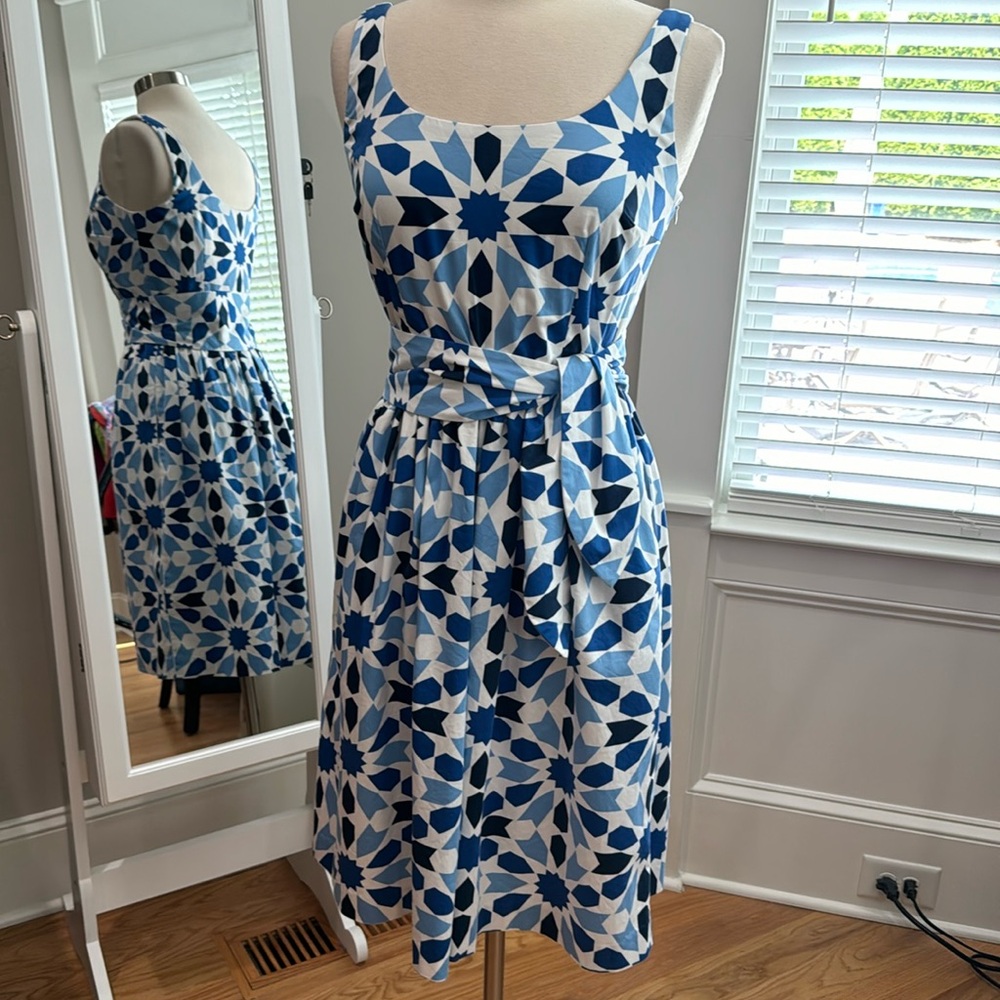 Maggy London Sz 6 Blue/White wide self belt pockets side zip GUC